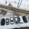 В Челябинске рабочие пытались аккуратно повалить дерево