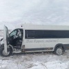 11 человек пострадали при столкновении микроавтобуса с грузовиком на трассе в...