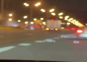 Машина перевернулась на МКАД после ДТП.