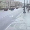 Мерседес влетел в фонарный столб на Невском проспекте — пешеходы чудом остались живы