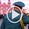 Путин проходит по Красной площади — военные отдают ему честь