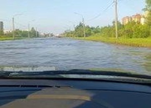 На некоторых дорогах города до сих пор стоит вода после вчерашнего ливня....