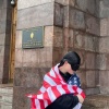 Фотосессию с флагом США устроили подростки у здания ФСБ на Литейном проспекте...