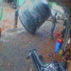 Двое бразильских рабочих разгружали огромный резервуар для воды и в какой-то момент потеряли друг друга из виду