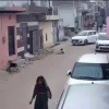 В Индии мужчина за рулем авто переехал сидевшего на дороге ребёнка и даже не...