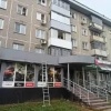 В Новокузнецке мужчина выпал с третьего этажа и застрял на козырьке Wildberries