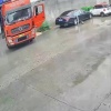Водитель фуры не вписался в выезд и опрокинул бетонный забор на припаркованный рядом Mercedes.