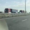 Этим летом очередь на Крымском мосту не прекращается — сейчас там стоит почти две тысячи автомобилей.