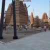 Дети пролезают под забором, чтобы попасть на крутую площадку у «УГМК-Арены»