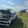 Полицейские работают на месте дорожно-транспортного происшествия под...
