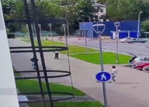 Скейтбордист бросил доску под колёса 14-летнего самокатчика в Твери