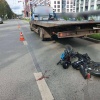 Курьер на электровелосипеде протаранил припаркованный эвакуатор и погиб