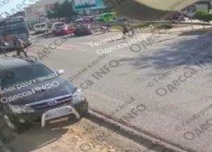 В Одессе фура переехала женщину, когда она переходила пешеходный переход.