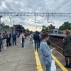 Почти на час задерживаются электрички в Петербург и из Петербурга. На станции «Колпино» многолюдно, о сбоях предупреждают и сервисы по продаже билетов.