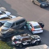 Компания подростков на каршеринге врезалась в припаркованные автомобили во дворе на западе Москвы.