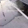 Из-под асфальта бежит вода на улице Иркутска Подписчица...