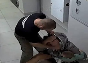 Мужчина, избивший жену и полуторагодовалого сына в подъезде на улице Зорге, отделался арестом на 2 суток по статье о мелком хулиганстве