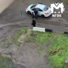 Водитель помог людям перебраться через огромную лужу после ливня в...