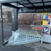 В Кемерове пьяные подростки разбили стекло на остановке «Детский дом №2» на...