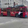 В Екатеринбурге пассажиры 27 троллейбуса пытались вытолкать застрявший...