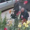 В подмосковном Климовске двое мужчин собрали букеты с клумбы во дворе дома....