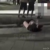 Парень размахивает членом на глазах у толпы в центре Уссурийска. У него есть особенности развития.