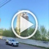 Ул. Карла Маркса, 213. Подростки лазят по недострою и...
