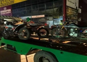В Заозерном автоинспекторы задержали троих школьников на питбайках