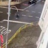 В Польше нетрезвый водитель уехал с места ДТП вместе с прохожим, который повис на двери, когда хотел забрать ключ от машины.