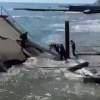 В Алуште (Крым) обрушился причал, на котором оказались рыбаки. Их эвакуировали спасатели.