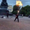 Ничего необычного, просто в Петербурге уличный шоумен устроил огненное...