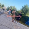 Совершенно обнажённая нимфа упала на капот машины, чем 