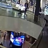 Школьница спрыгнула со второго этажа в ТЦ «Саларис» в Москве.