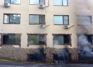 Пожарный в Подмосковье вывел детей из горящего здания — у мужчины был выходной, он случайно оказался недалеко от места пожара.