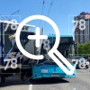Автобус врезался в припаркованный грузовик на Комендантском — разбившееся стекло посекло руку мужчине