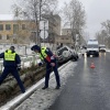 В Североуральске водитель Mitsubishi не справился с управлением, врезался в бордюр и упал в ливневку