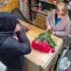 17-летний парень пришёл в цветочный магазин, попросил показать самый красивый...