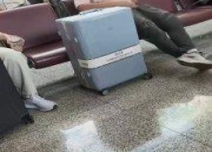 Турист из Китая решил взлететь ещё до посадки на борт самолёта. Запуск...