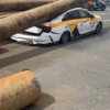 Страшно: «Пункт назначения» произошёл в Москве — на такси внезапно рухнули трубы из грузовика и буквально раздавили автомобиль.