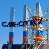 Стелу на въезде в Саяногорск окрасили в триколор.