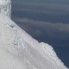 Пилот вертолета на Аляске сняла удивительные кадры - здоровенного гризли на высоте 7120 футов (2,17 км)