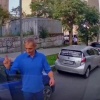 Врачи вручную сдвинули машину, мешавшую проезду скорой