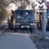 Водилы объезжают пробки по тротуарам в Новосибирске. Пешеходы сняли видео на...