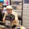 В Москве хамоватый мигрант на кассе требовал у покупательницы сумку, считая, что она воровка