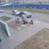 Сильный ветер покатил мусорный бак прямиком в...