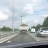 Похоже, водитель белого самосвала решил превратить Советское шоссе в грунтовую дорогу, щедро рассыпая землю и забрасывая камнями автомобили, едущие следом