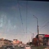 В Махачкале молодая девушка буквально подвинула машину на дороге и спокойно поехала дальше.