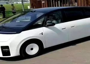 Li Auto обновила свой самый странный минивэн Mega — теперь электрический «скоростной поезд» получил 554 силы и ещё больше технологий.