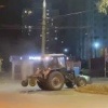 Крайне сомнительный способ уборки дорог. Вот таким способом «убирают» улицы...