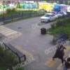 Женщина избила ребенка в Подмосковье у подъезда дома за то, что ей пришлось ее искать по всему двору.